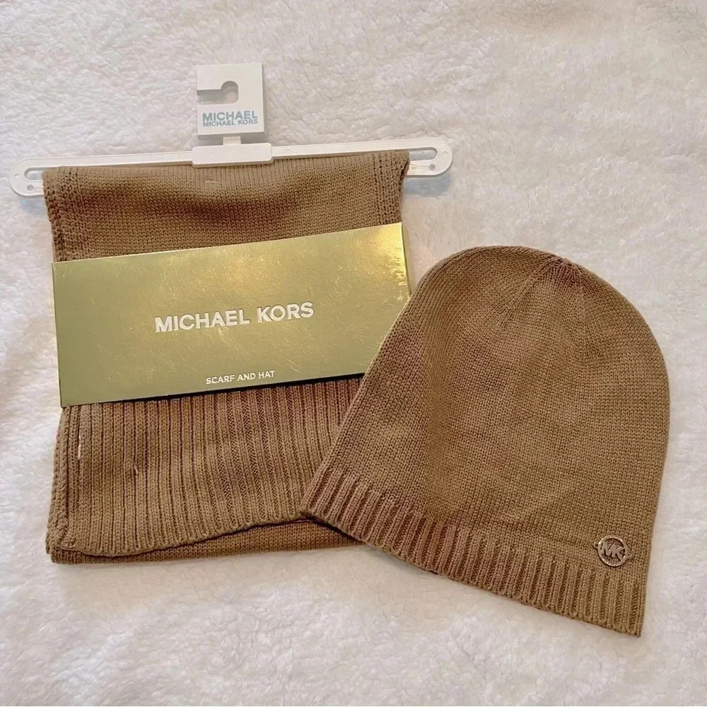 NEW Michael Kors 2 Piece Hat and Scarf Set in Original Packaging
